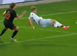 SVET FUDBALA U ČUDU Ima samo 18 godina i postigao je gol sezone (VIDEO)
