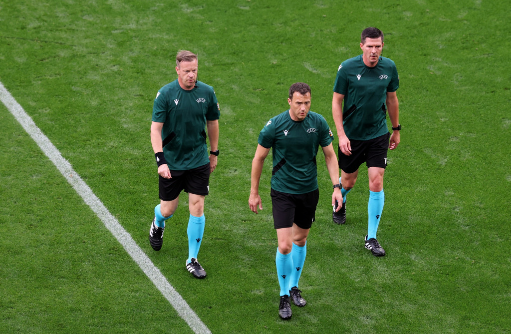 NEOBIČNA ODLUKA UEFA Bio umešan u aferu oko nameštanja utakmica, nije dosudio penal nad Mitrovićem protiv Švajcarske, a sada će suditi Zvezdi