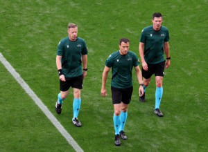 NEOBIČNA ODLUKA UEFA Bio umešan u aferu oko nameštanja utakmica, nije dosudio penal nad Mitrovićem protiv Švajcarske, a sada će suditi Zvezdi