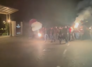 LUDILO U MILANU Pogledajte spektakl koji su priredile "delije" igračima Zvezde (VIDEO)