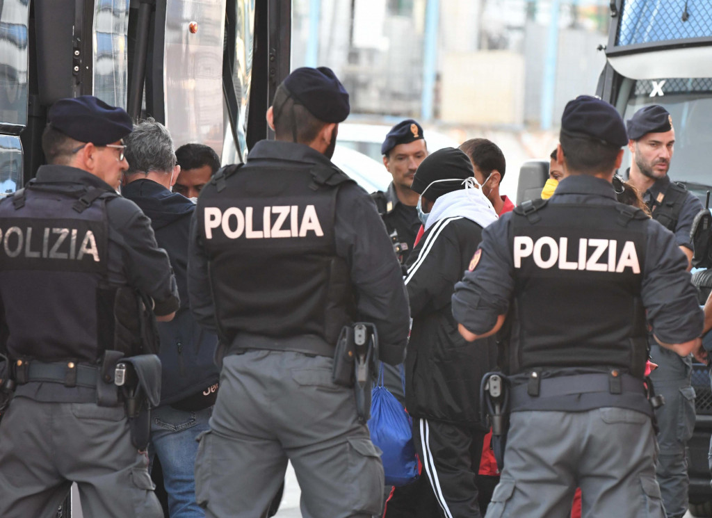 JASNA PORUKA POLICIJE Pogledajte kako Italijani "rasteruju" Srbe (FOTO)