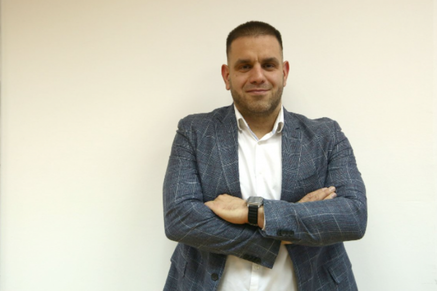 NAJMLAĐI DOBIJAJU NOVA IGRALIŠTA Na Čukarici se radovi odvijaju ekspresno: Naš cilj su kvalitetni i moderni sportski tereni