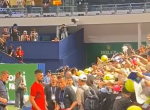 OVAKVU LJUBAV NISU OSETILI NI FEDERER NI NADAL Video snimak iz Kine "zapalio" mreže: Navijači opkolili Novaka, Đoković nije znao šta ga je snašlo (VIDEO)