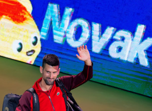 NOVAK DOBIO SPOMENIK U SRBIJI Drži reket sa krstom i gleda prema nebu (VIDEO)