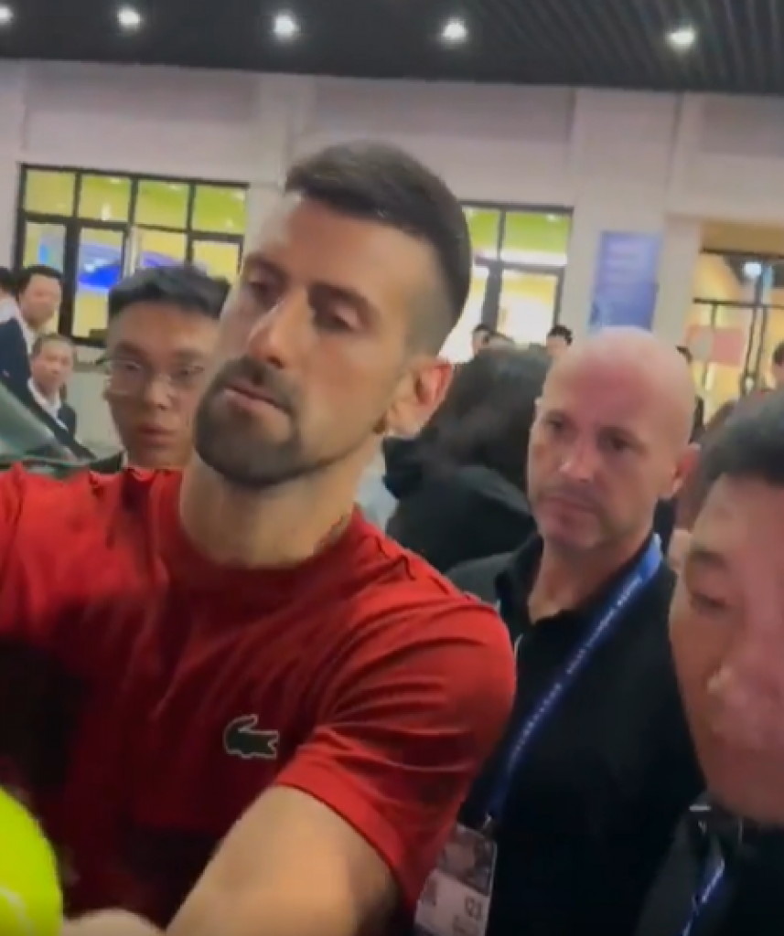 DRAMA U KINI Navijač gurnuo Đokovića, ovako je Novak reagovao (VIDEO)