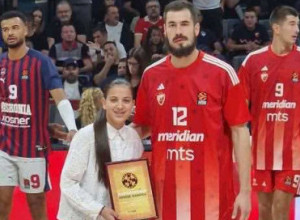 POSEBNA ZAHVALNOST DELIJA ZA KALINIĆA Poklon mu uručila devojčica koju u Srbiji svi vole