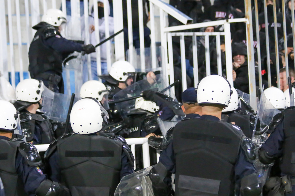 TENZIJE U LESKOVCU Tuča navijača i policije pred meč Srbije i Švajcarske