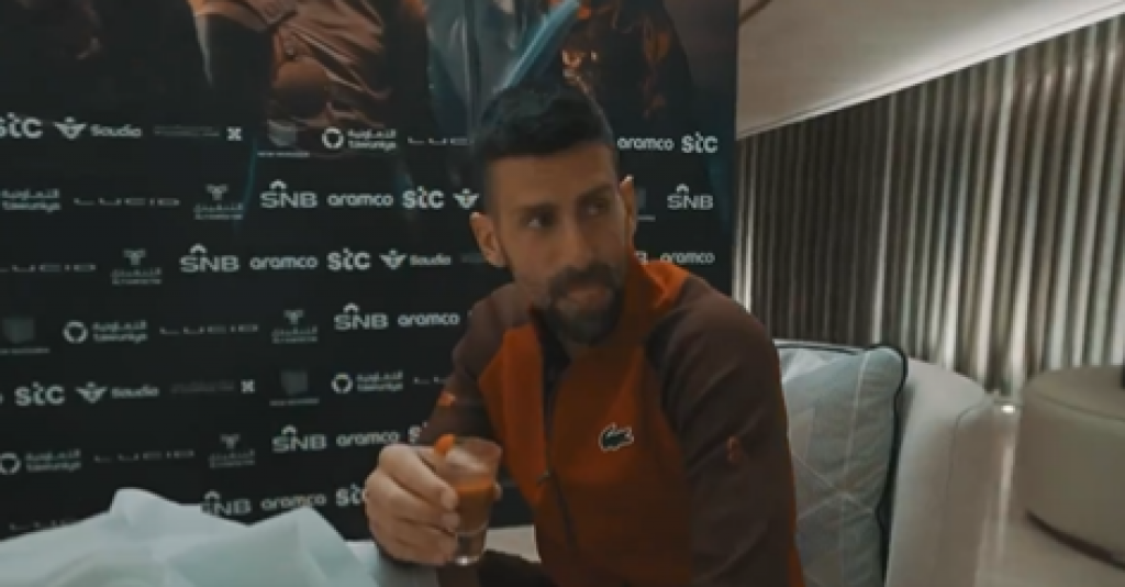 NOLETOV IZRAZ LICA SVE GOVORI Arapi dali Đokoviću specijalno piće, Srbinu se slošilo posle jednog gutljaja (VIDEO)