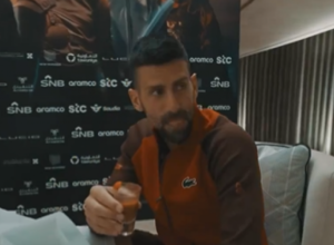NOLETOV IZRAZ LICA SVE GOVORI Arapi dali Đokoviću specijalno piće, Srbinu se slošilo posle jednog gutljaja (VIDEO)