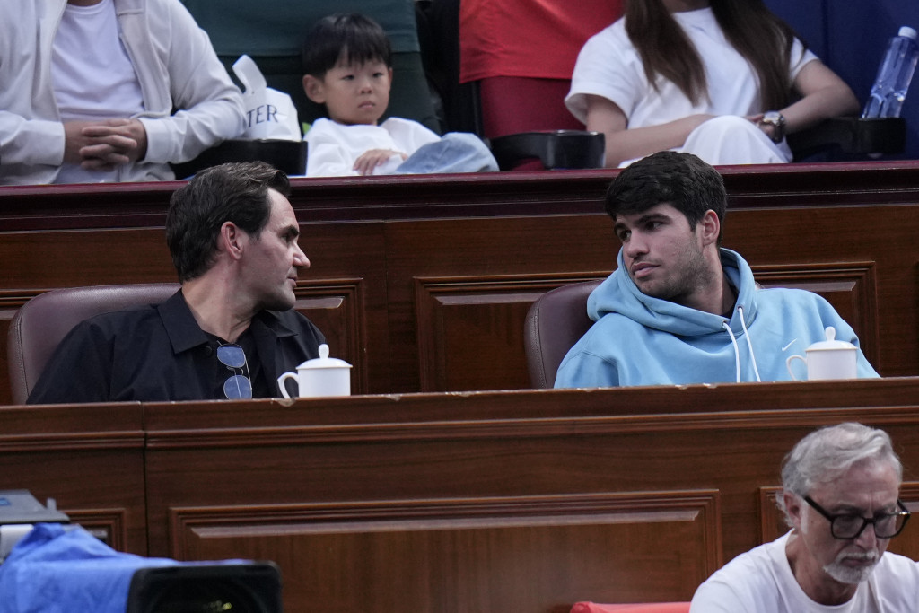 KO SE OVOME NADAO? Najbolji snimak dana - Federer ponovo uzeo reket u ruke (VIDEO)