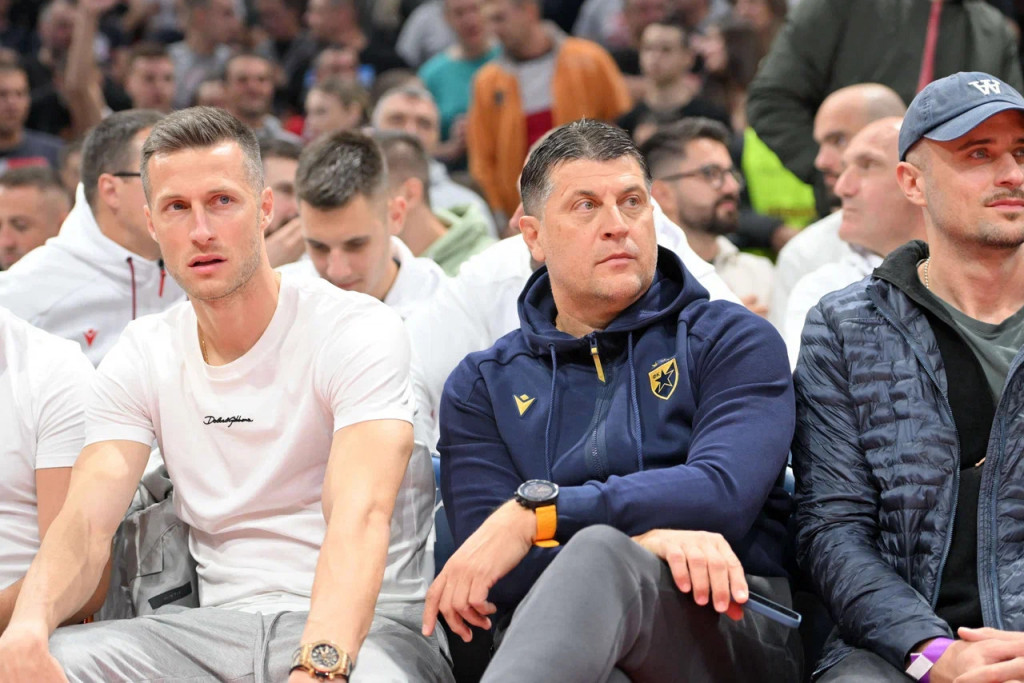CRVENO-BELA PORODICA Ovacije Vladanu Milojeviću u punoj Areni, uz košarkaše Zvezde i Duško Tošić