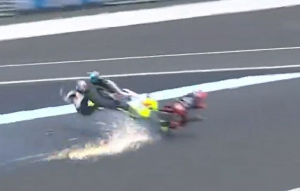 STRAVIČAN SUDAR NA MOTO GP-U Navijači prestravljeni, vozač na nosilima iznet posle jezivog pada (VIDEO)