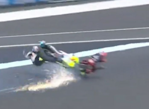 STRAVIČAN SUDAR NA MOTO GP-U Navijači prestravljeni, vozač na nosilima iznet posle jezivog pada (VIDEO)