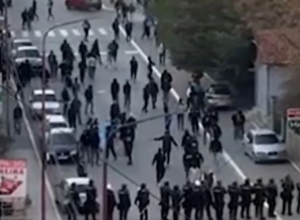 NEVIĐENI HAOS Brutalna tuča huligana sa policijom za vreme utakmice Novog Pazara i Partizana (VIDEO)