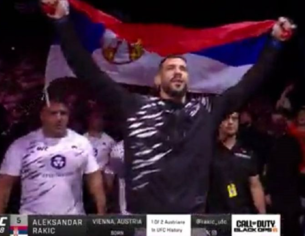 UFC 308 SPEKTAKL Aleksandar Rakić ušao u dvoranu ogrnut srpskom zastavom, prekrstio se i pomolio pred veliku borbu