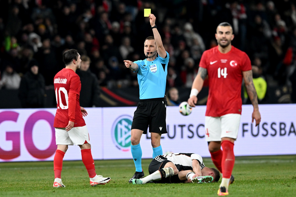 UEFA NE ZNA ŠTA ĆE OD BRUKE Čuvene fudbalske sudije uhapšene pred meč Lige šampiona, razlog je šokirao sve