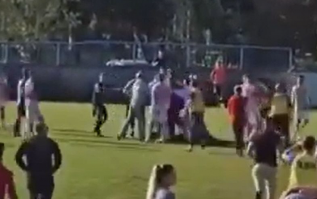 KRV NA SVE STRANE, MEČ PREKINUT Nezapamćeni skandal, tuča fudbalera u Crnog Gori obilazi region (VIDEO)