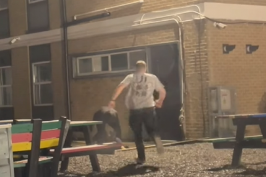 OVO JE BILO BRUTALNO Nasilnik tukao ženu i hteo da je opljačka, a onda se pojavio MMA borac (VIDEO)