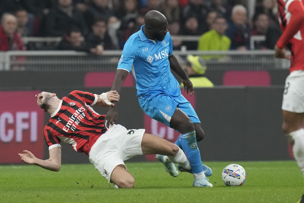 LUKAKU "OTRESAO" PAVLOVIĆA Belgijska zver uništila našeg štopera, a Napoli Milan (VIDEO)