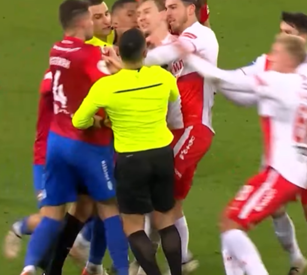 BRUTALNA TUČA U MOSKVI Srđan Babić uhvatio igrača za vrat, potpuni skandal u ruskom derbiju, pesnice sevale na sve strane (VIDEO)