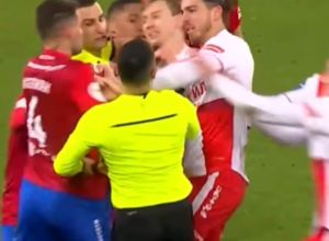 BRUTALNA TUČA U MOSKVI Srđan Babić uhvatio igrača za vrat, potpuni skandal u ruskom derbiju, pesnice sevale na sve strane (VIDEO)