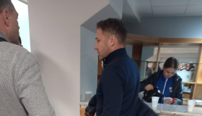PRIVUKAO VELIKU PAŽNJU Duško Tošić prati meč Čuke i Železničara na Banovom brdu (FOTO)