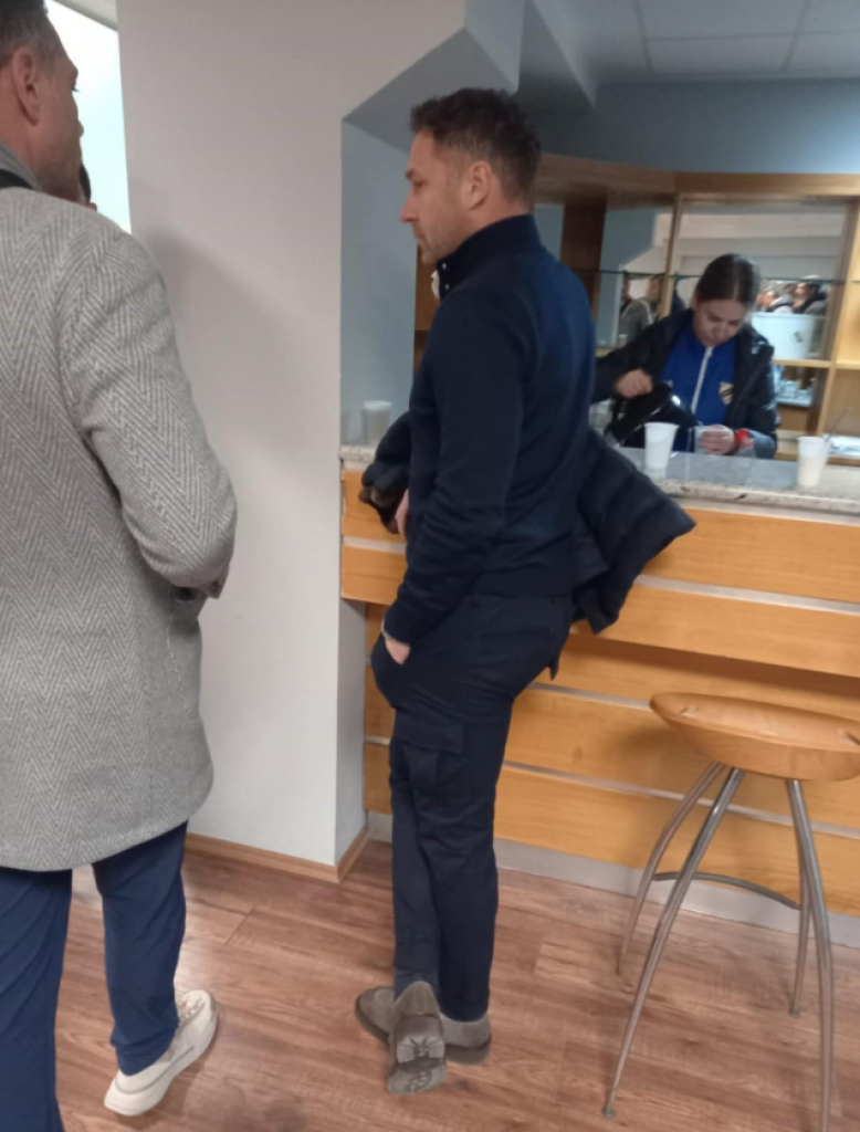 PRIVUKAO VELIKU PAŽNJU Duško Tošić prati meč Čuke i Železničara na Banovom brdu (FOTO)