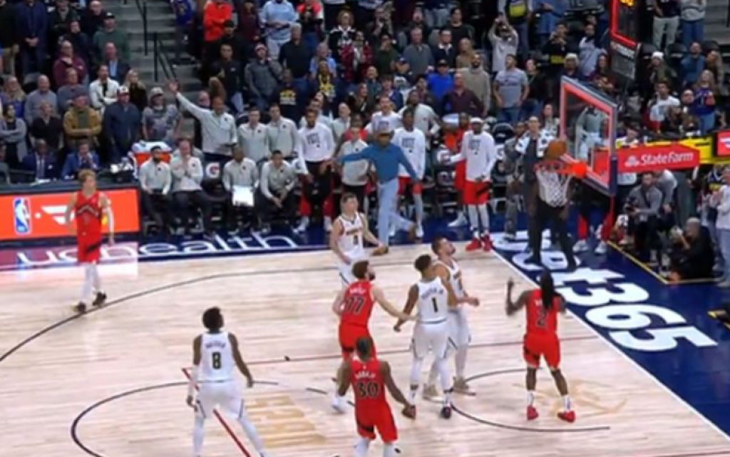 NIJE ZA ONE SA SLABIM SRCEM Evo kako je Denver pukom srećom preživeo šut Toronta za pobedu (VIDEO)