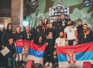 OBILIĆI SE OKITILI ZLATOM I OBORILI SVETSKI REKORD Reprezentacija Srbije u powerliftingu na svetskom prvenstvu u Grčkoj osvojila je 8 zlatnih medalja, 4 srebrne i ušla u legendu