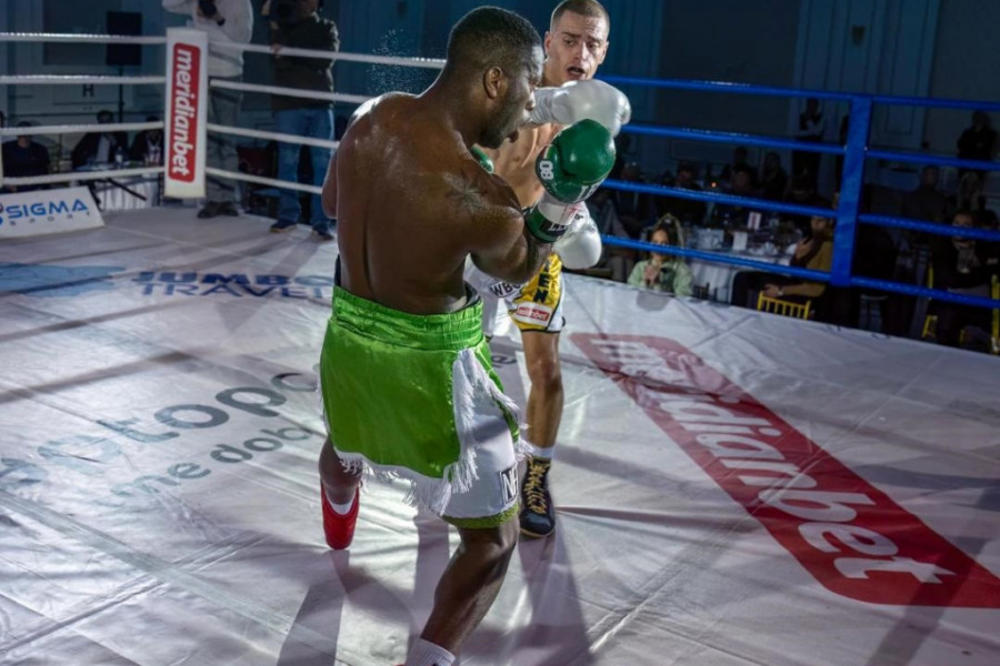 MLADI SRBIN ODBRANIO ŠAMPIONSKI POJAS Vukomanović na 10-0, dominirale i bokserke