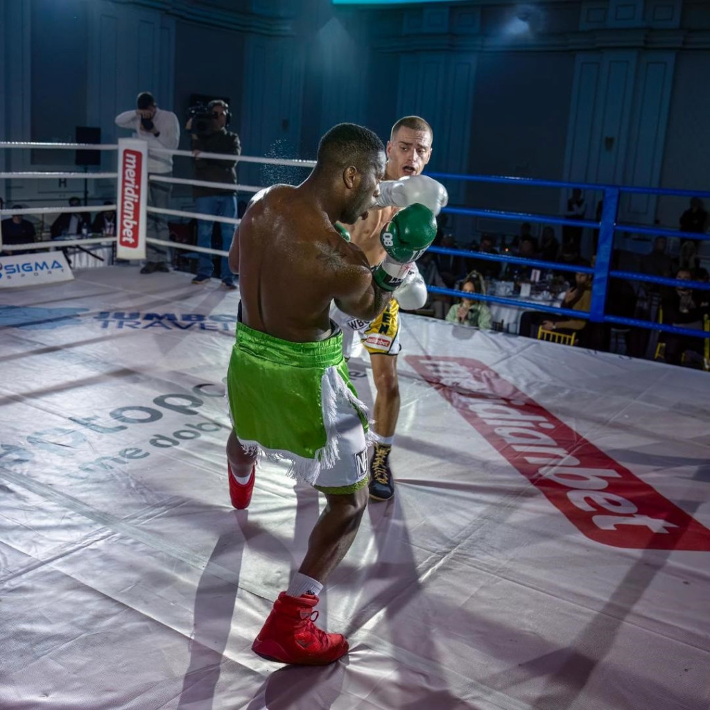 MLADI SRBIN ODBRANIO ŠAMPIONSKI POJAS Vukomanović na 10-0, dominirale i bokserke