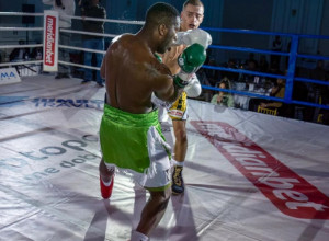MLADI SRBIN ODBRANIO ŠAMPIONSKI POJAS Vukomanović na 10-0, dominirale i bokserke