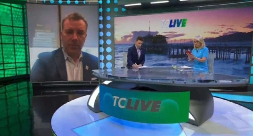 ČUVENI NOVINAR SE PODSMEVAO TENISERKI ZBOG IZGLEDA Neprijatna scena u studiju: Mislio je da kamera ne snima, ali...oglasila se i ona (VIDEO)