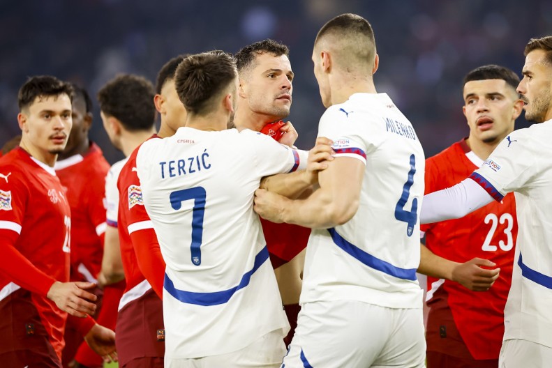 DA LI JE OVO MOGUĆE Ovaj detalj je svima promakao: Evo šta je Džaka uradio posle utakmice sa Srbijom!