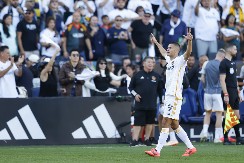 SUZE KOJE OBILAZE AMERIKU Srbin se krstio i podizao tri prsta posle istorijskog finala, a onda zaplakao i ogrnuo trobojku (VIDEO)