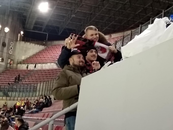 DELIJE IPAK NA "SAN SIRU" UPRKOS ZABRANI Nekolicina Zvezdinih navijača uspela da pronađe način da bodre voljeni klub