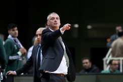 RADONJIĆ NASTAVLJA DA DOMINIRA Bivši trener Zvezde slavio u derbiju Evrokupa