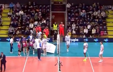OVO SE NE VIĐA SVAKI DAN Neverovatna scena na odbojkaškom meču, svi ostali u šoku (VIDEO)