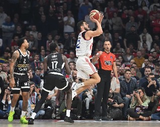 ZVEZDA ZASELA NA VRH JADRANA Crveno-beli slavili u spektakularnom derbiju, Partizanu glave došao duh prošlosti