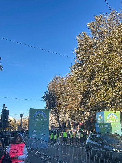 USKORO KREĆE SPEKTAKL Trkači se zagrevaju pred početak petog Beogradskog polumaratona (VIDEO)