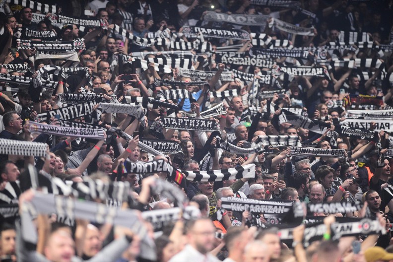 EMOTIVNE SCENE U ARENI Grobari se oprostili od preminulog navijača posebnim citatom