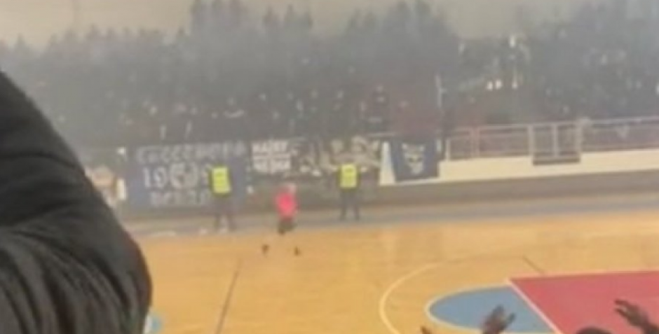 POTPUNI HAOS U CRNOJ GORI Navijači skandirali Srbiji, Kosovu i Draži, meč prekinut - a onda su krenule da lete staklene flaše ka igračima (VIDEO)
