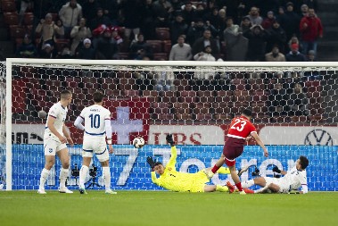 ŠVAJCARSKA VODI Amduni matirao Petrovića (VIDEO)