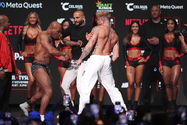 SVE GORI PRED SPEKTAKL Majk Tajson ošamario protivnika na merenju uoči meča godine (VIDEO)