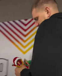 OVO MOŽE SAMO ON Jokić posle reči "nije moj Božić" dobio poklon, njegova reakcija je totalni hit (VIDEO)