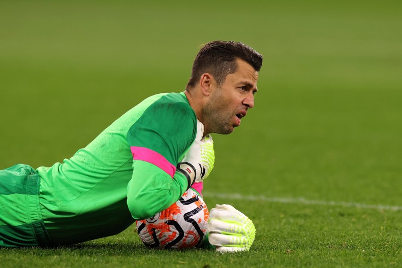 JEZIVA DRAMA U ENGLESKOJ Legendarni golman doživeo strašnu povredu, navijači ostali u šoku zbog stravične scene