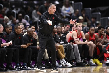 BURNO U NBA Rajaković nasrnuo na sudije, igrači sprečili veći skandal (VIDEO)