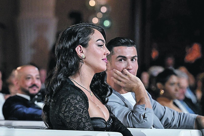 KRADLJIVICA SLAVE Lepotica zasenila fudbalske zvezde, padale vilice od njenog poprsja