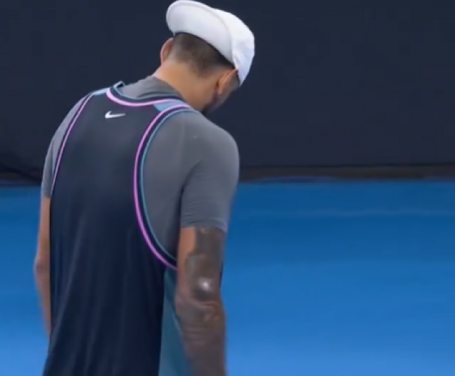 HTEO JE DA GA POJEDE Rival pogodio Kirjosa lopticom, niko ne zna kako nije napravio skadal (VIDEO)