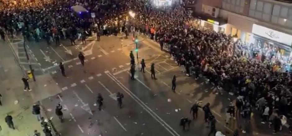 HAOS U VALENSIJI Stampedo ispred stadiona, policija jurila navijače - Modrić i Belingem sprečili senzaciju